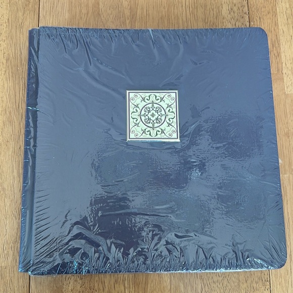 12 x 12 Plum with Medallion Creative Memories Album - Picture 1 of 2